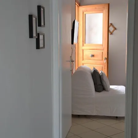 Hibiscus House In Traditional Settlement Of Parikia باروس