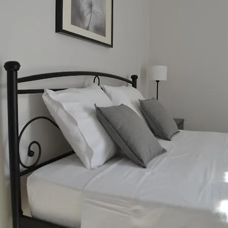 Hibiscus House In Traditional Settlement Of Parikia * باروس